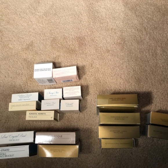 Lot of 38 Avon necklaces.  All in original box. - Picture 4 of 10